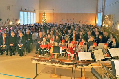 Juhlasali täynnä Sarakylän koululla – satavuotisjuhlassa muisteltiin koulusta saatuja hyviä oppeja