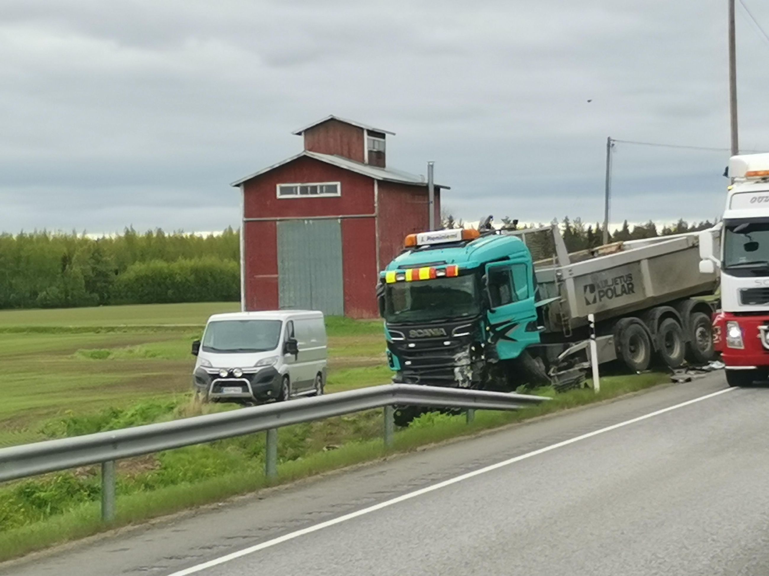 Henkilöauto Ja Rekka Törmäsivät Nelostiellä Limingassa – Henkilöauton ...