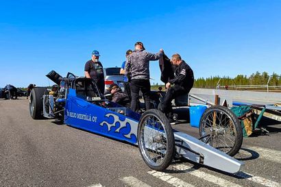 Moottorikerho kiihdytteli kesän avauksen Pudasjärven lentokentällä – paikalla ajajia ja autoja ympäri Suomen
