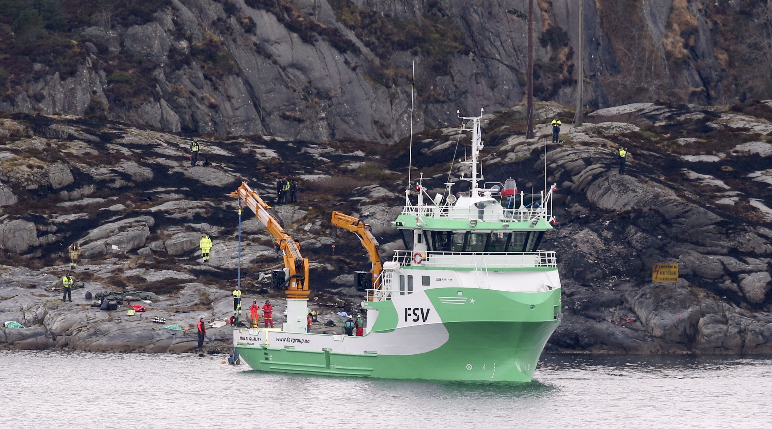 Tuhoutuneen helikopterin hylky nostettiin Norjassa | Kaleva