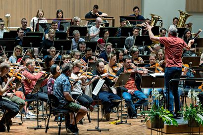 Yli sadan soittajan jättiorkesteri nousee Madetojan salin lavalle – Oulu Sinfonian muusikot ja ylikapellimestari kertovat konsertissa kuultavan, äärirajoja koettelevan Kevätuhrin haasteista