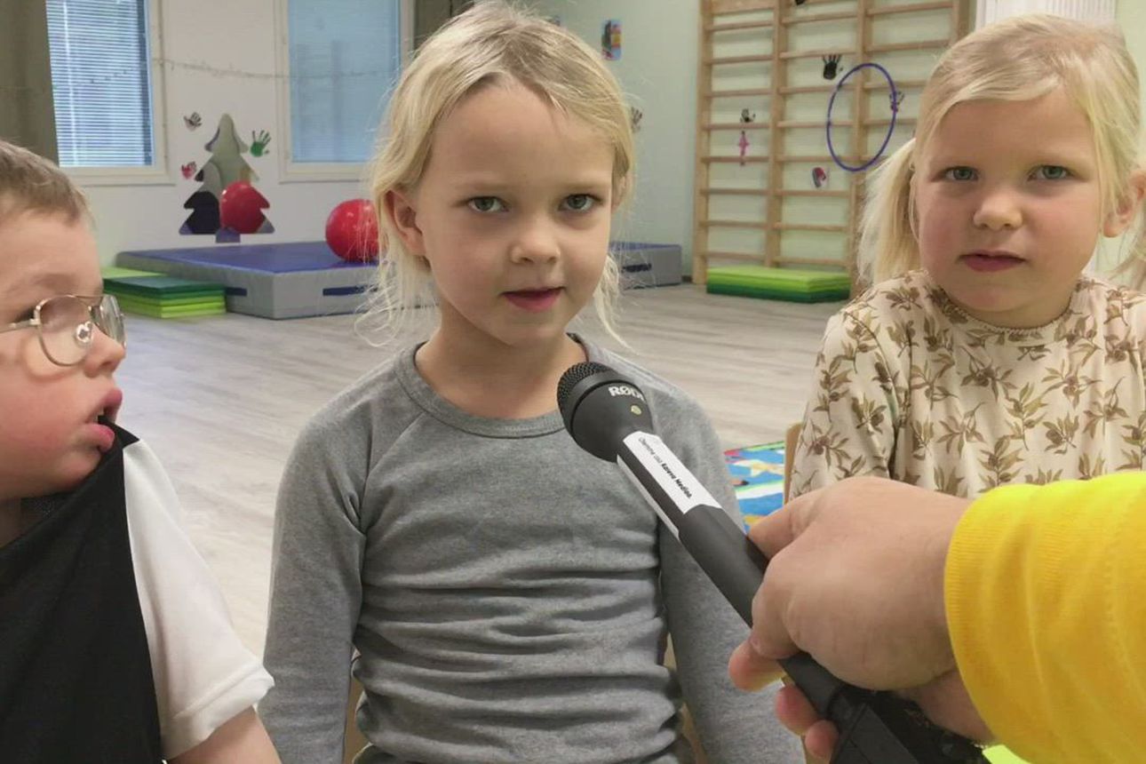 Kempeleläiset Selja, Alvar ja Elea osaavat jo puhua hiukkasen englantia – uudessa ICEC-päiväkodissa olevien lasten mielestä vieraan kielen opiskelu on hauskaa
