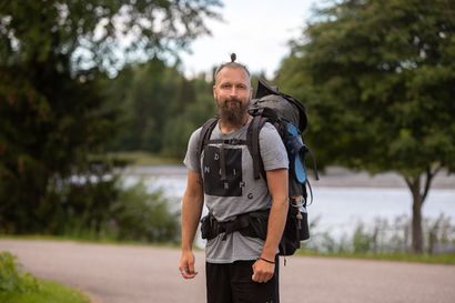 Kuopiolainen Niko kävelee Suomen päästä päähän ja pysähtyi matkallaan Raahessa