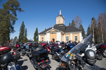 Helatorstain perinteinen motoristikirkko avaa taas ajokauden – edes korona ei estänyt motoristeja kokoontumasta Ylikiimingin kirkolle