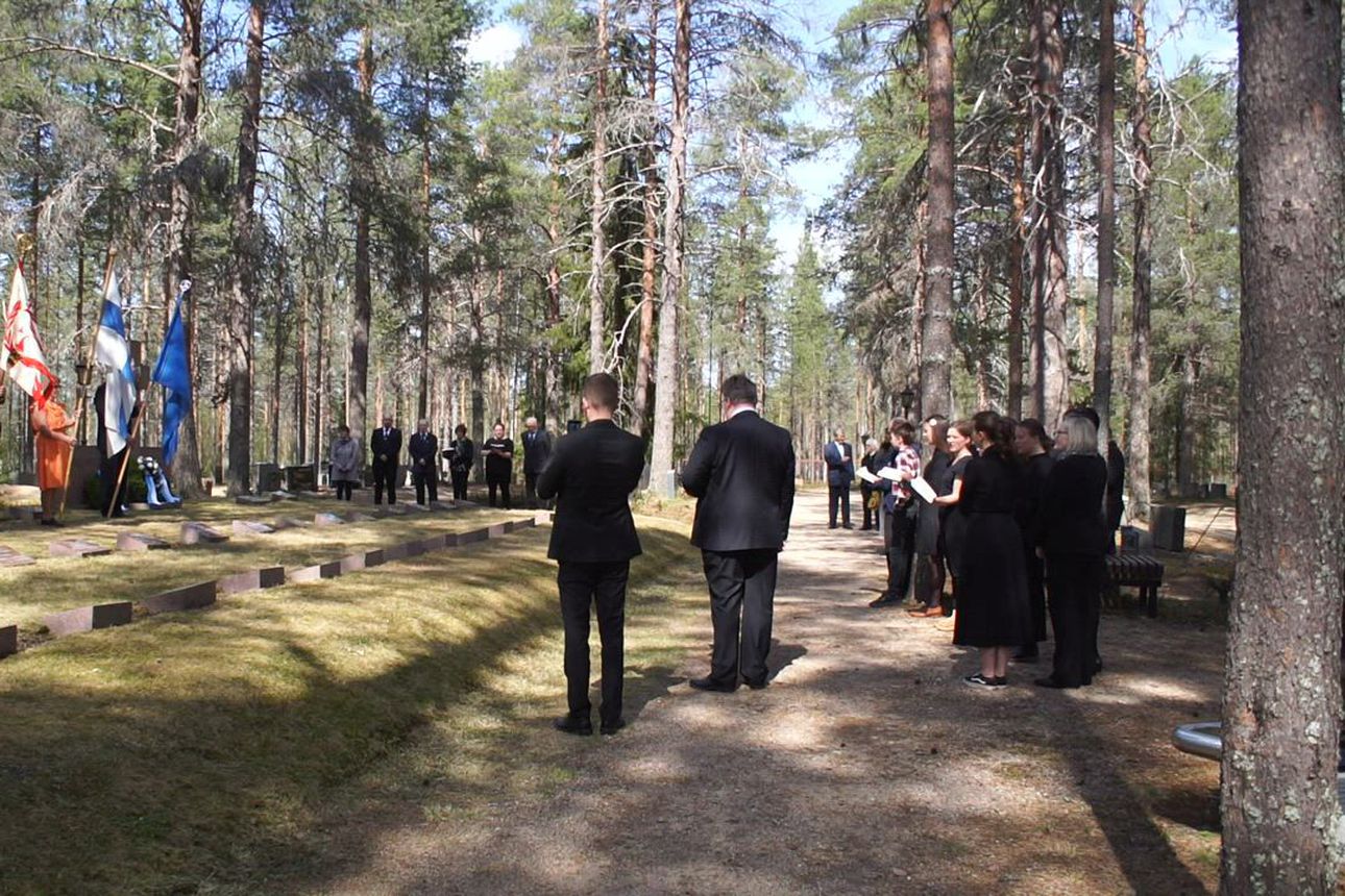 Kaatuneitten muistopäivän seppeleenlasku Sarakylässä