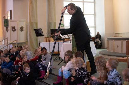 Onko se Jeesuksen sauva? – Piispantarkastusta Kuusamossa tekevän Jukka Keskitalon vierailu alkoi lasten ja nuorten kohtaamisella