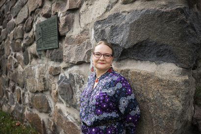 Jenny Kangasvuon romaani Hiukset takussa on Ouluun sijoittuva polyamorinen suhdesoppa