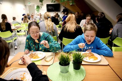 Oulun kouluruoka oli ruokaraadin suurennuslasin alla – muun muassa kasvisruuan maistuvuus ja ruuan säännöstely kirvoittivat kipakoita mielipiteitä