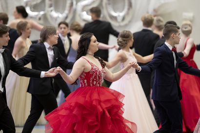 Raahen lukion vanhat tanssivat kesäloman kynnyksellä –toiveena esiintyä yleisön edessä