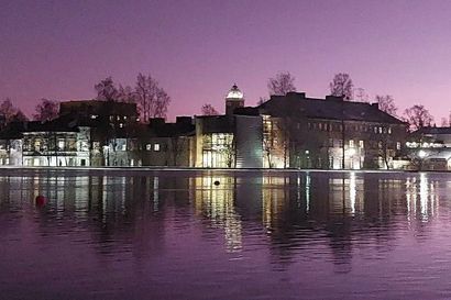 Verenpunainen ja violetti hetki ikuistui lukijoiden komeisiin kuviin – taivaan värit ovat hätkähdyttäneet Oulun seudulla