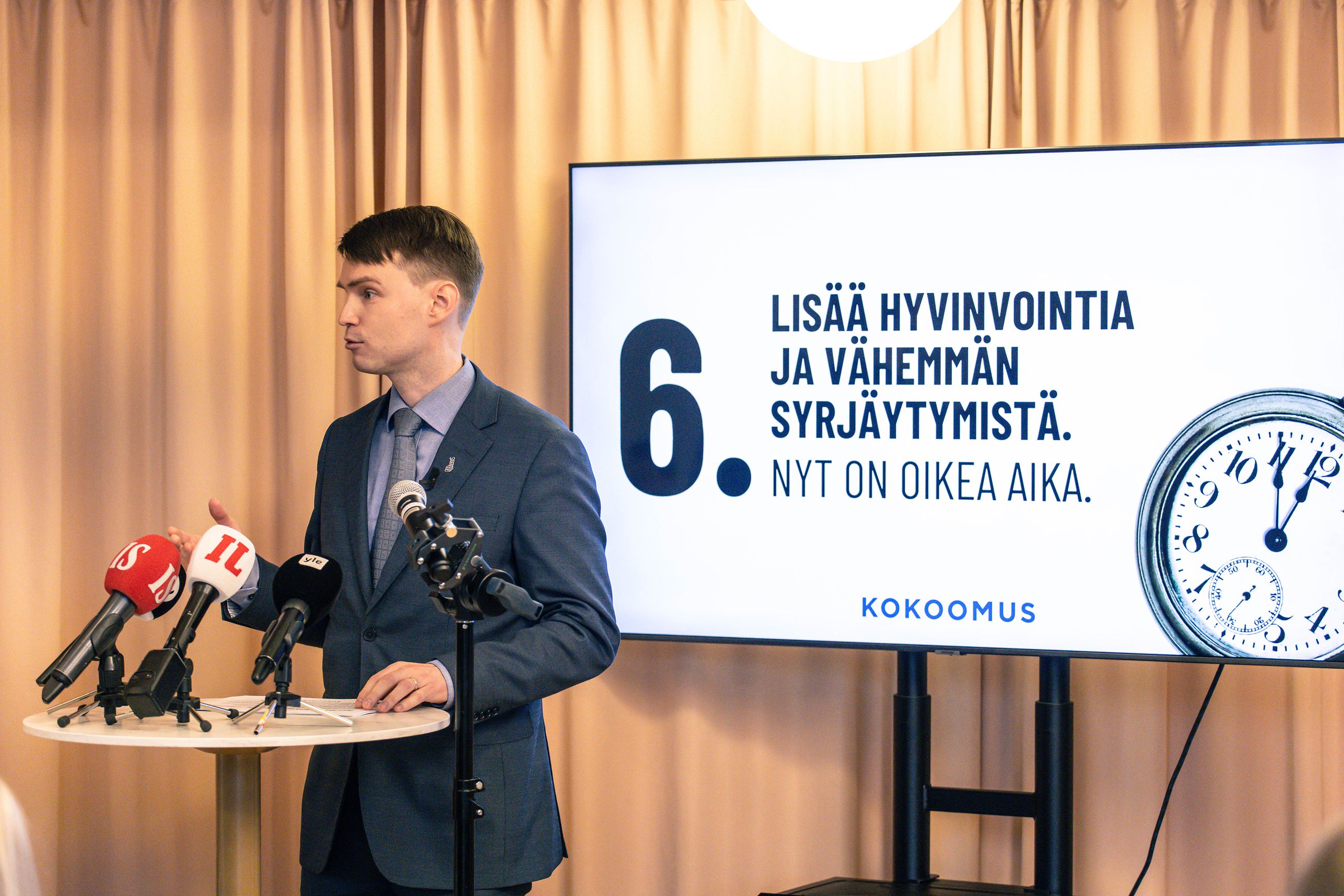 Heikki Autto esitteli Kokoomuksen vaaliohjelmaa tiedostusvälineille Helsingin Ostrobotnialla.