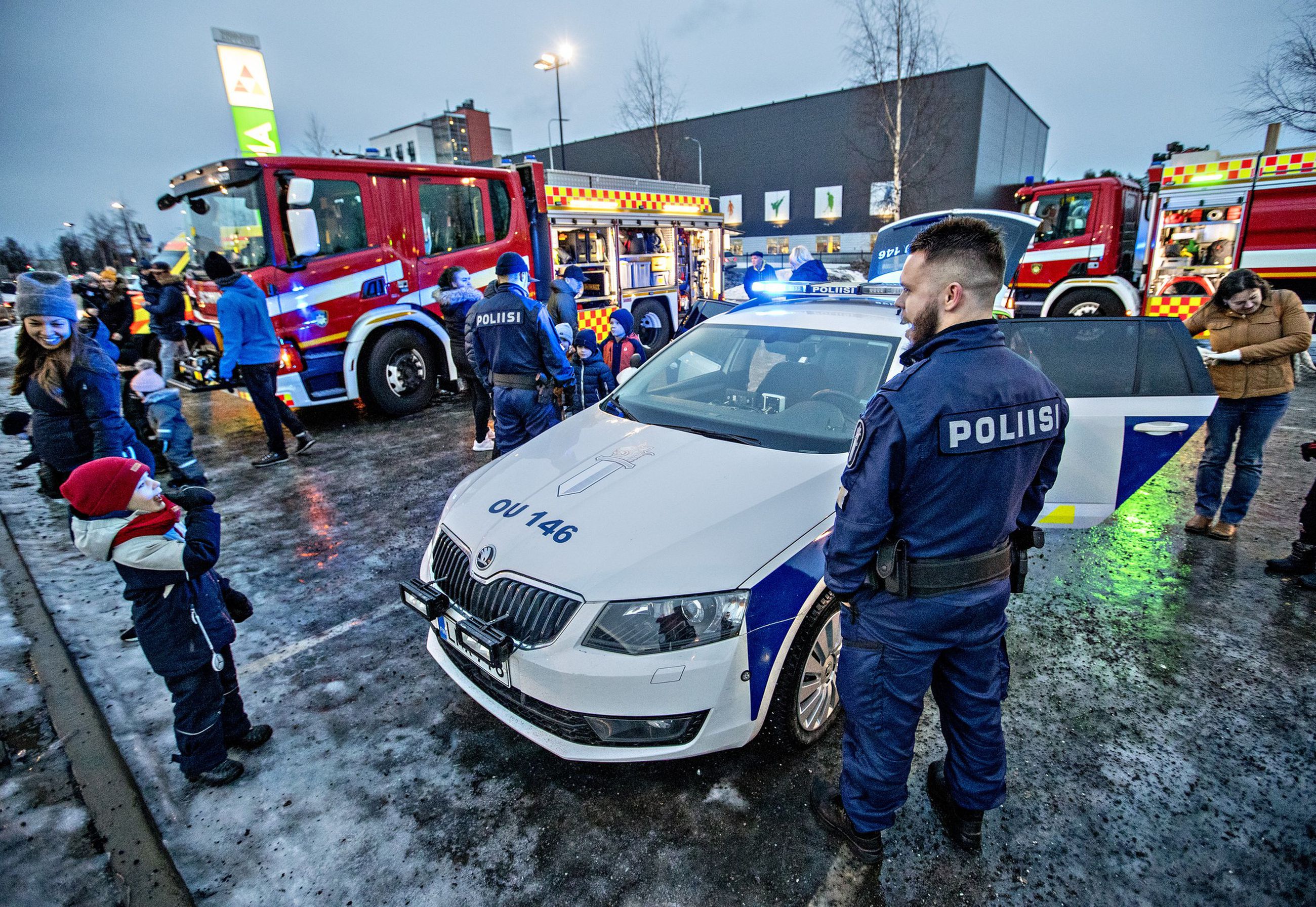 Paloautot Ja Poliisiauto Kiinnostivat Vakea Kempeleen 112 Tapahtumassa Zeppelinissa Kaleva