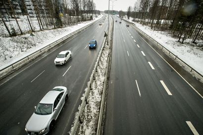 Rikkoutunut raskas ajoneuvo haittasi liikennettä Pohjantiellä Oulussa