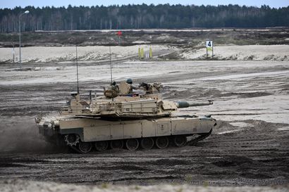 Yhdysvaltain antamia Abrams-taistelupanssareita saapui Ukrainaan – maa kertoi aiemman ohjusiskun tappaneen Mustanmeren laivaston komentajan