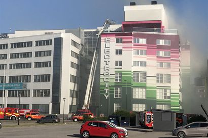 Räjähdysvaara ohi Kupittaalla Turussa – Electrocityn katolla paloi kaasupullo, hätäkeskuslaitos antoi vaaratiedotteen sankan savun vuoks