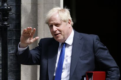 Boris Johnson erosi konservatiivipuolueen johdosta – haluaa jatkaa pääministerinä syksyyn asti