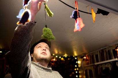 Jalavan kauppiaspari viettää kuudetta joulukuutaan Tampereen Joulutorilla – asiakkaille entistä tärkeämpää joululahjatuotteen kotimaisuus