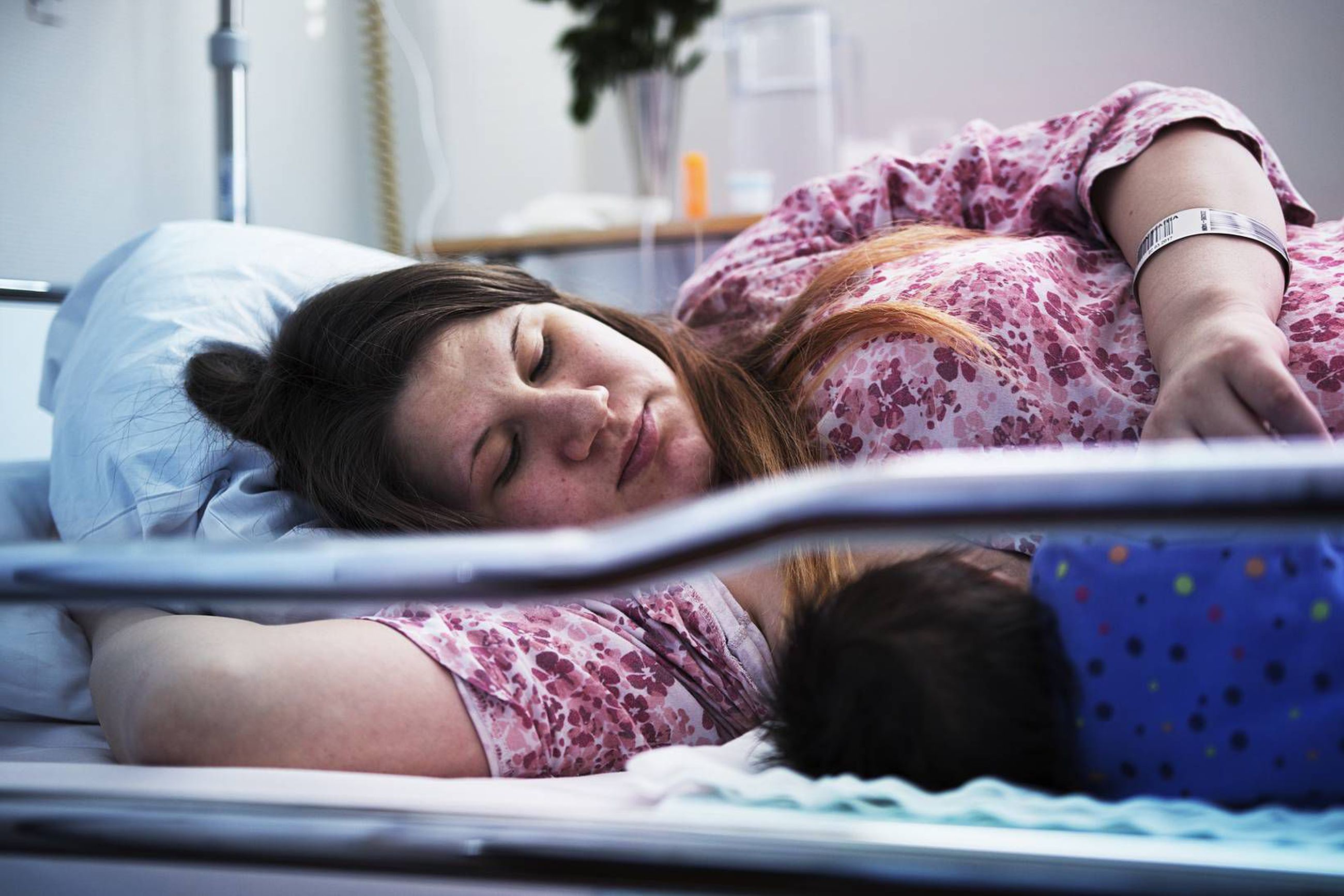 Synnytysosaston käytännöistä syntyi some-kaplakka: Äiti ei saa nukkua vauvan  kanssa, koska sänky on liian kapea | Lapin Kansa