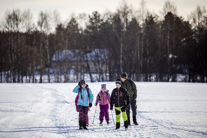 Osa oppilaista kulkee Mattisen kouluun hiihtämällä, koska tie on talvella vaarallisen kapea ja urainen