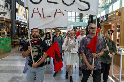 Oulun anarkistit kritisoivat päänleikkauskylttiä, jota helsinkiläiset anarkistit kantoivat mielenosoituksessa – Poliisin mukaan äärivasemmisto ei aiheuta todellista väkivallan uhkaa