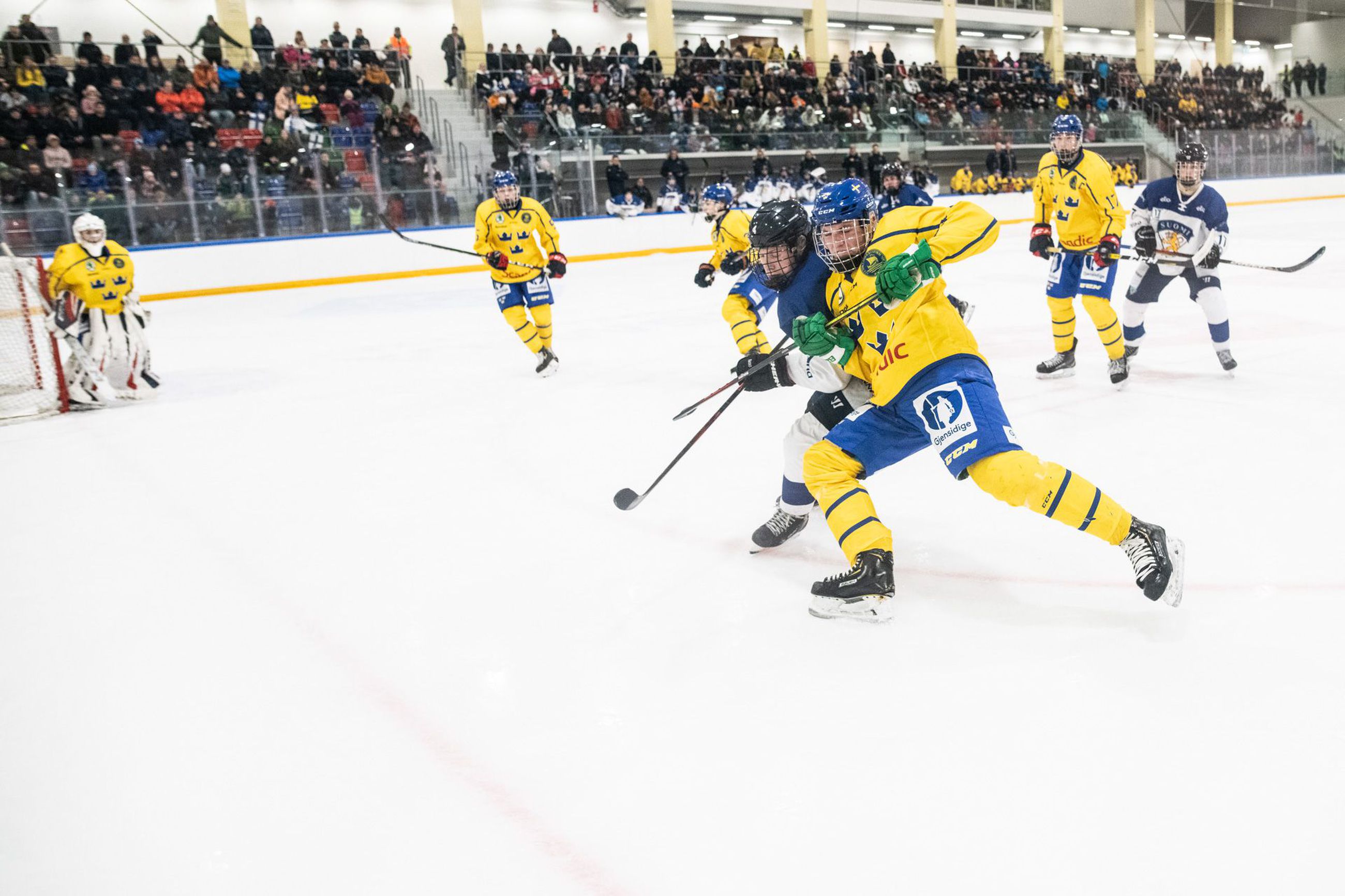 Kuusamon jäähalli täyttyi maaottelussa – Suomi voitti Ruotsin |  Koillissanomat