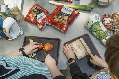 Värikäs ruoka -päivillä opiskelijat tutustuvat eri kulttuureihin kokkaamalla – yhdessä valmistetaan ja maistellaan ruokia Aasiasta, Afrikasta, Lähi-Idästä ja Balkanilta