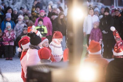 Kuusamon joulunavaus keräsi jopa 800 ihmistä Kuusamotalolle – katso kuvat suuresta lahjatoivelistasta ja  tapahtumasta