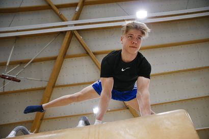 Arvokasta oppia Instagramista – harjoitusolot eivät ole Oulussa täydelliset, mutta nuorten EM-kisoissa kilpaileva telinevoimistelija Akseli Karsikas, 18, on hakenut oppia muiden urheilijoiden videoita katselemalla