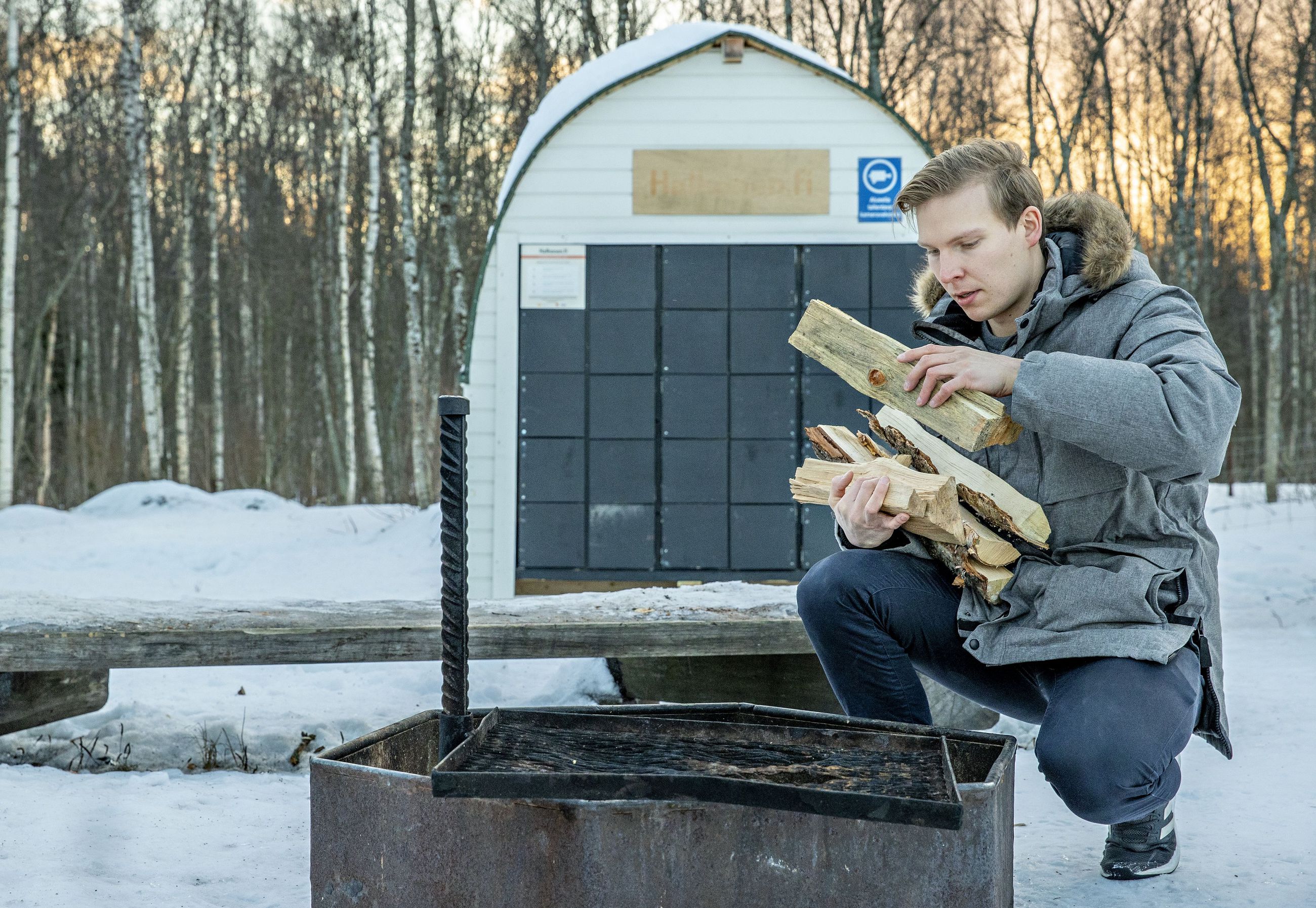 Nuotiopuut käyvät kaupaksi – Oulun Hietasaaren nuotiopaikan tuore  halkoautomaatti on toiminut hyvin ja kerännyt kehuja käyttäjiltä | Kaleva