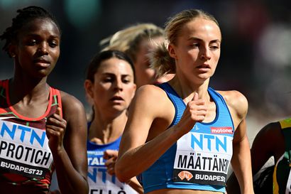 Eveliina Määttänen keksi "ämmäasenteen" – välieräpaikka Budapestin MM-kisojen 800 metrillä järjestyi päättäväisellä juoksulla