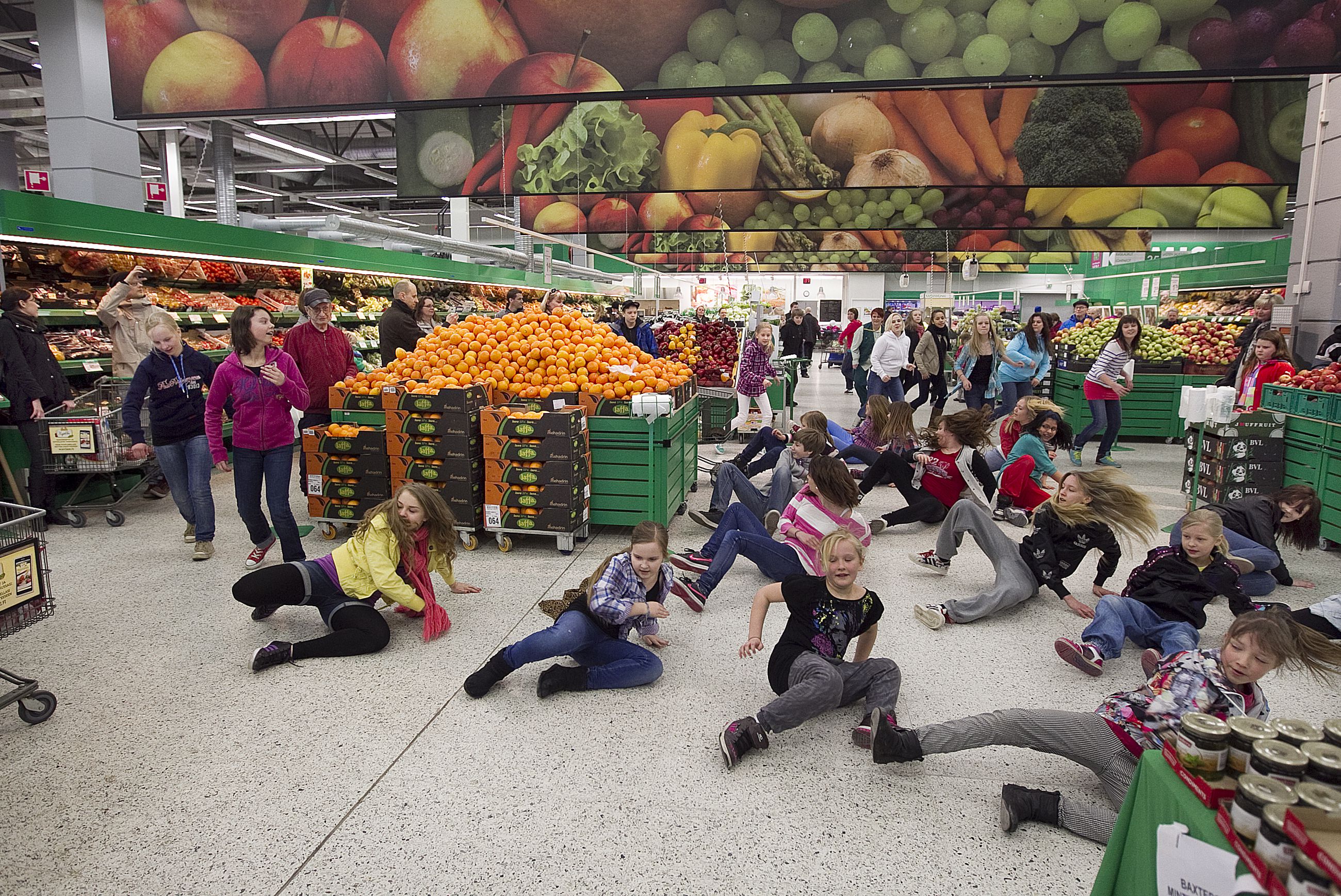 Linnanmaan Prisma järjesti flashmob-tempauksen | Kaleva