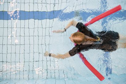 Kesän uimakouluihin ja vesiliikuntakursseille ilmoittaudutaan viikon päästä – Oulussa tarjolla myös hyppykurssi, vesipalloa ja merenneitouimakoulu
