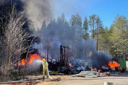 Helatorstaina Kuusamossa syttyneestä hallipalosta aiheutui yli 100 000 euron vahingot – renkaiden räjähtelyäänet tallentuivat lukijan videolle