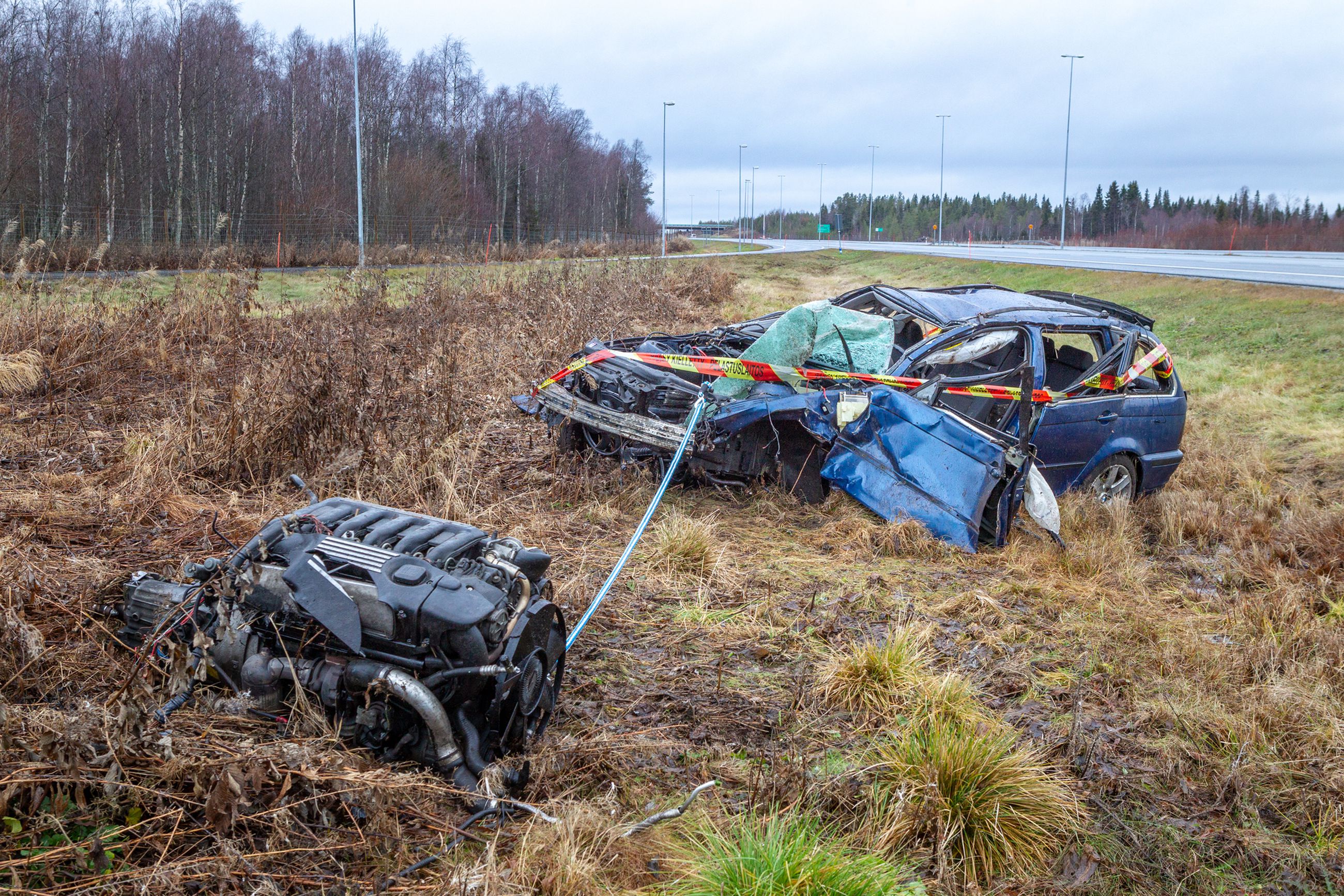 Raju Onnettomuus Moottoritiellä Keminmaassa: Auto Tuhoutui ...