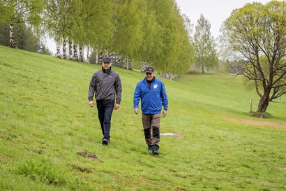 Kempeleen Frisbeeseuran talkoolaisten urakka pian päätöksessä – uusi rata helpottaa hieman Oulun seudun ratapulaa, mutta lajiaktiivit toivovat Linnakankaalle frisbeekeskusta