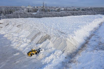 Oulussa on käynnissä oikeuteen asti johtanut kiista lumenläjitysalueiden laillisuudesta – rakennuslautakunta asetti uhkasakon yritykselle, joka harjoittaa laittomasti lumenläjitystä Temmeksentiellä sijaitsevalla kiinteistöllä