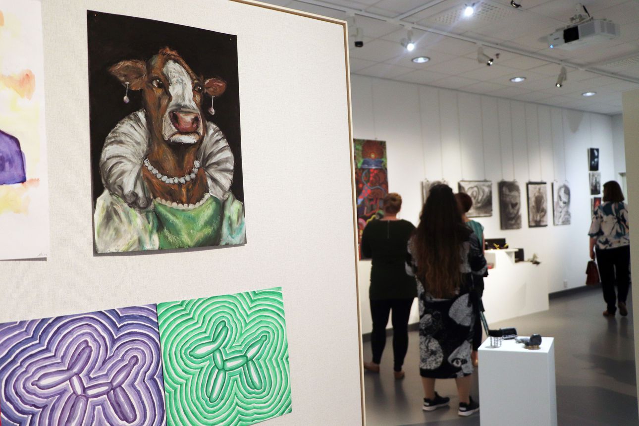 Laaja kattaus Pudasjärven Hirsikampuksen oppilaiden kuvistöitä esillä Pirtin Taidekamarissa – katso kuvia nuoresta taituruudesta
