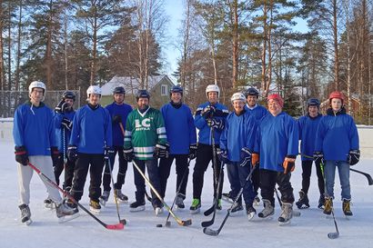 Kestilässä pelattiin jääkiekko-ottelu Mikan Tiimi vs. yläkoululaiset – lopputulosta tärkeämpää oli mukava peli