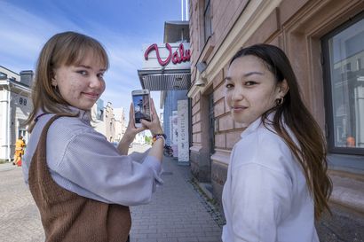 Kaksikymppiset Roosa ja Sophia julkaisevat kesätyönään kuvia Oulusta Instagramiin – perinteiset kesätyöalat vetävät kuitenkin yhä eniten