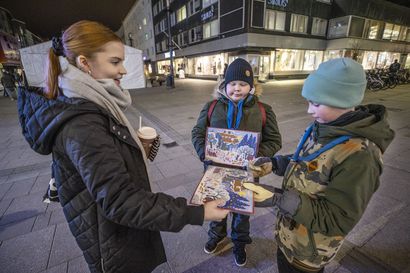 Oululainen partiolippukunta Koskiveikot pitää lasten ja nuorten retkimaksut kurissa kalenterituotoilla – "Adventtikalenterin vetovoima ei perustu suklaaseen, vaan pitkään perinteeseen"