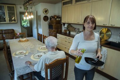 Kun Alzheimeria sairastava isä kaatui, Mirja Ovitz otti hänet perheeseen asumaan eikä edes harkinnut palvelutaloa – kunnissa 2–4 kuukauden jonot