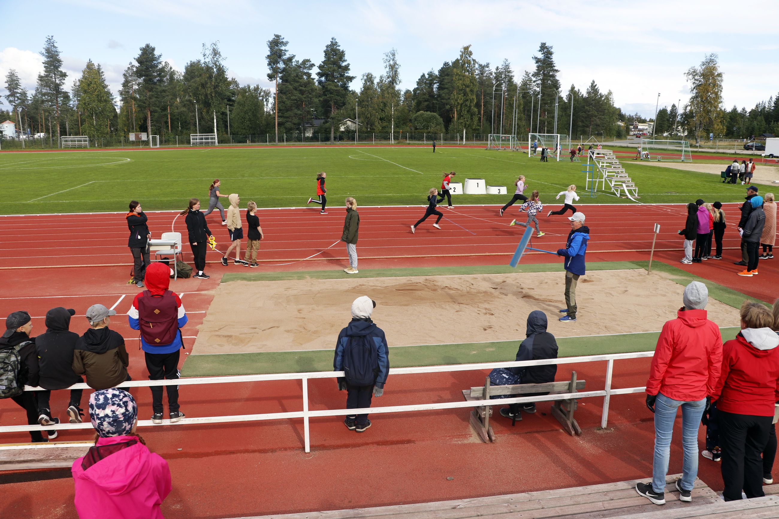 Pudasjärven koululaisten yleisurheilun kaupunginmestaruuksista kisattiin  Suojalinnalla – katso kaikki tulokset | Iijokiseutu