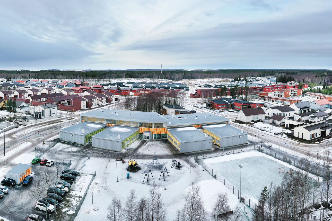 Oulun kaupunki aikoo myydä Pohjois-Ritaharjun koulun Hoivatiloille, koska yhtiö on rakentamassa viereen Ritaharjun koulun lisärakennusta