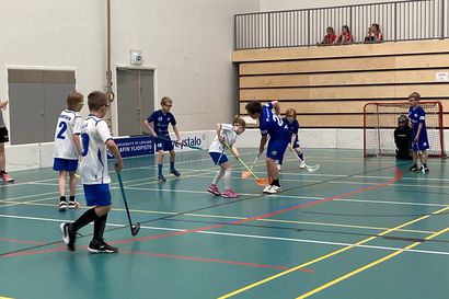 Juniorit reikäpallon perässä – Lapin Mestaruussarjan salibandyturnaus pelataan Kuusamossa