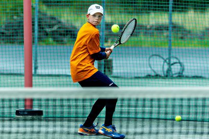 12-vuotias Kaius Ketola taisteli Kaleva Openin voitosta, mutta nilkan pyörähtäminen katkaisi pelin – Kuudesluokkalainen kiertää tenniksen perässä ympäri Eurooppaa