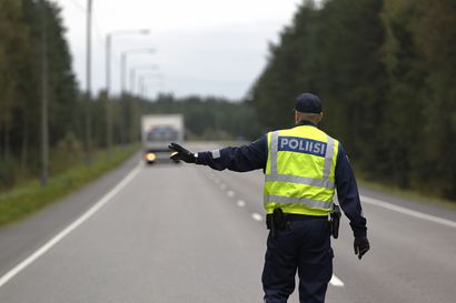 Ajo-oikeudeton kuljettaja jäi kiinni rekkaratsiassa Pohjois-Pohjanmaalla – käytti toisen henkilön kuljettajakorttia