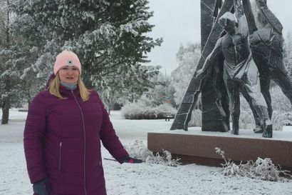 Muistomerkkien tarinat videoille taltioinut Natalia Tuovila kertoo, miksi Väkevät näkevät tekevät -patsas on hänelle tärkeä ja millainen kytkös muistomerkillä on hänen perheeseensä