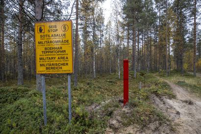 Ulkoilijat löysivät Puolustusvoimien vanhan ampuma-alueen Oulussa – Nyt Hiukkavaaran suosituille poluille ilmestyi kettinkiportteja ja uusia kieltotauluja