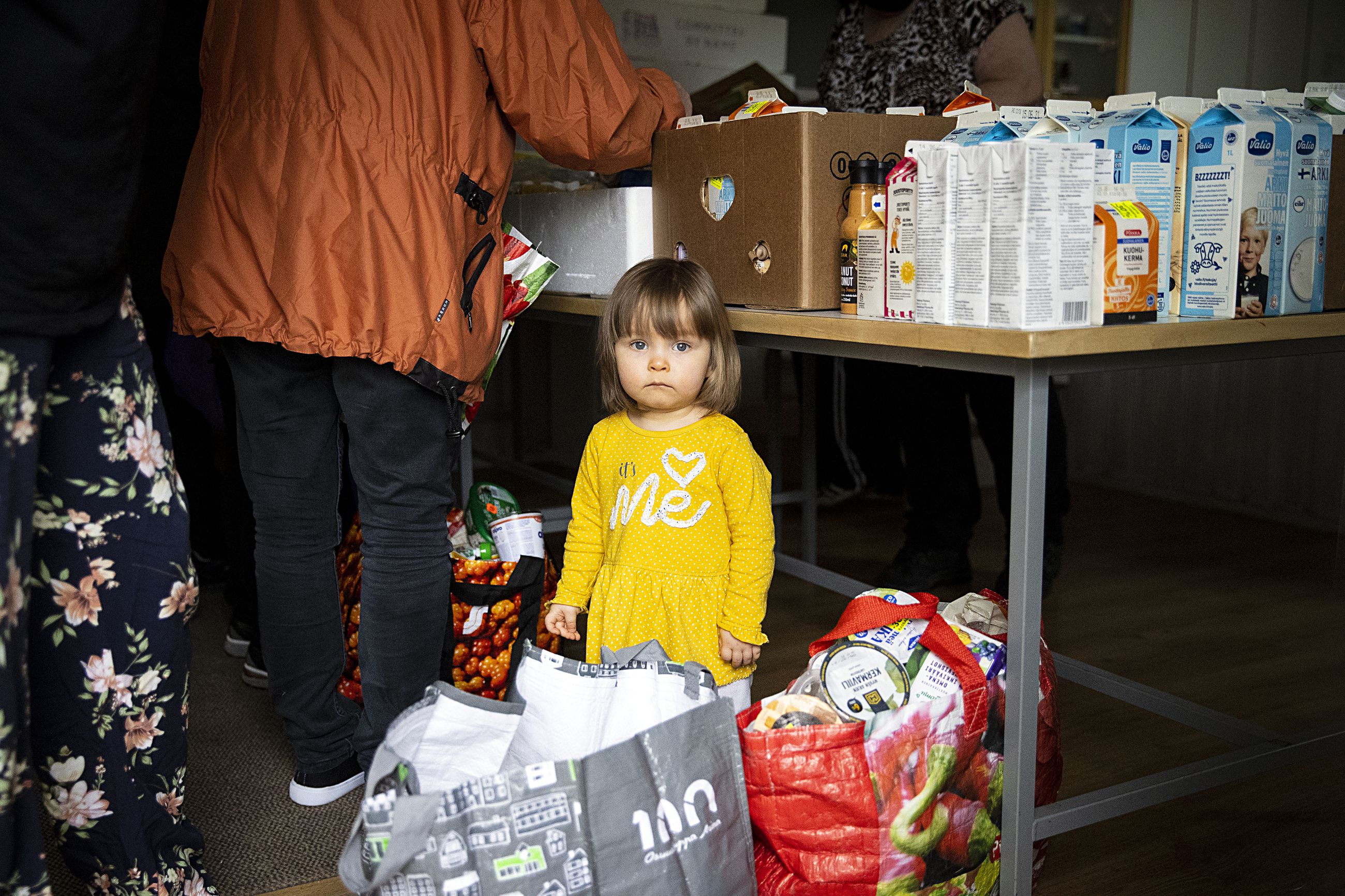 Vapaaehtoiset jakavat Limingassa kauppojen hävikkiruokaa joka perjantai –  pahvilaatikoista voi löytyä monelle elintärkeä apu | Kaleva