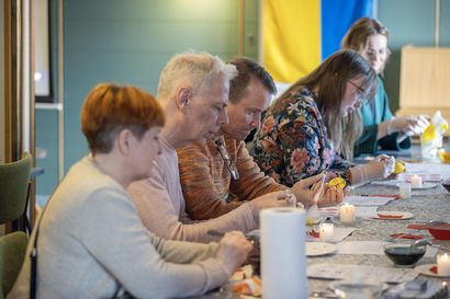 Pääsiäismunien koristelu ukrainalaiseen tyyliin vaatii taitoa ja tarkkuutta: maalattuihin muniin taiteillaan vahalla hienoja kuvioita